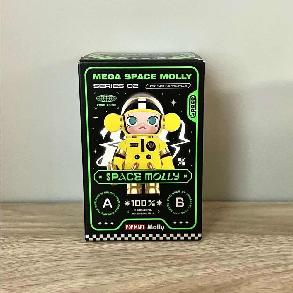 *UNAVAILABLE* Pop Mart Mega Space Molly 100% Series 2-B - Mint Chocolate